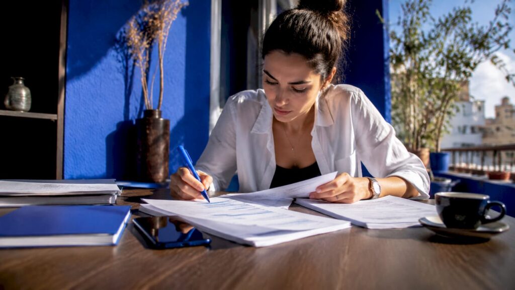 Ο επιχειρηματίας μελετά προσεκτικά τα έγγραφα για την ίδρυση της εταιρείας του, διασφαλίζοντας ότι όλα είναι σωστά και ολοκληρωμένα πριν προχωρήσει στα επόμενα βήματα.