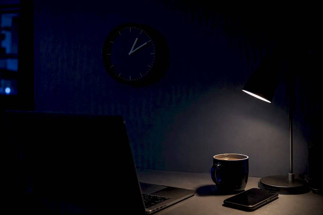 Ρολόι χειρός που δείχνει νυχτερινή βάρδια Κυριακής