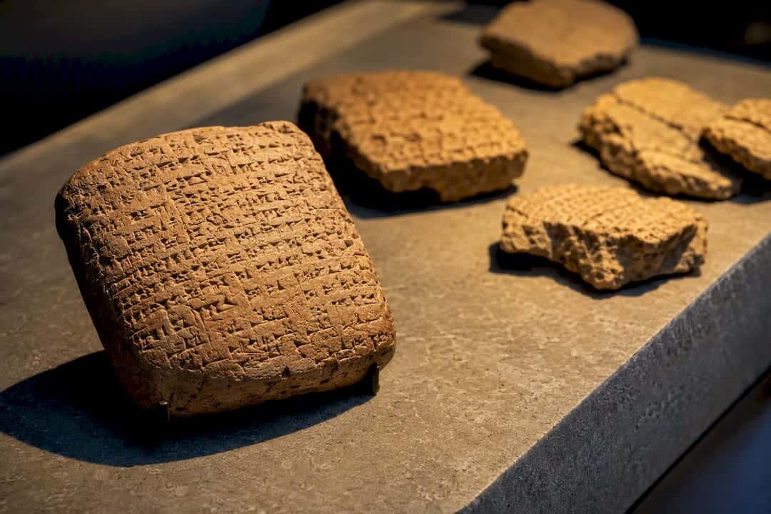 Αρχαίες πήλινες πινακίδες που απεικονίζουν τις πρώτες μορφές λογιστικής