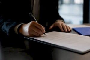Ιδρυτής υπογράφει τα έγγραφα ίδρυσης εταιρείας