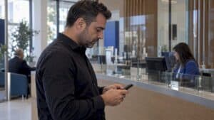 Επιχειρηματίας πραγματοποιεί διεθνές τραπεζικό έμβασμα